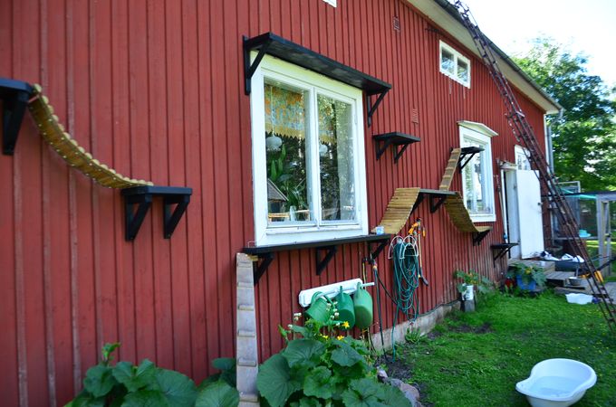 Nya hyllor på fasaden, kommer att bli fler hyllor även spångar
Juli 2021